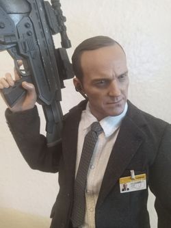 Hot Toys 🔥 Agent Phil Coulson 