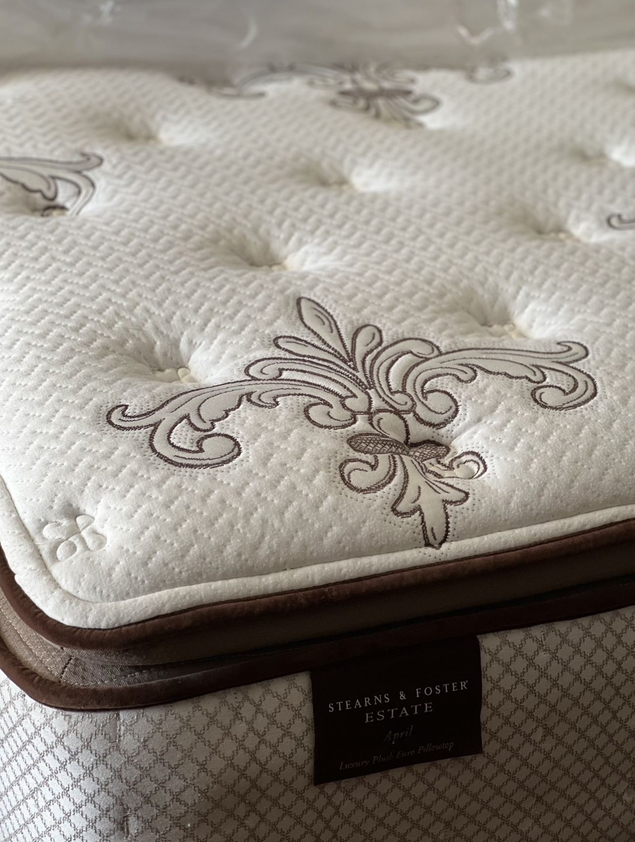 USED KING SIZE STEARN FOSTER PILLOWTOP MATTRESS WITH BOX SPRING