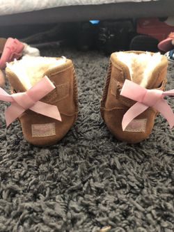 Size 3c ugg boots with bows