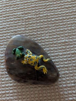 FROG FIGURINES MOUNTED ON A POLISHED STONE