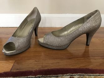 Like new Bandolino Peep-Toe Dress Pumps Raina’s (fits  9 or 9.5)