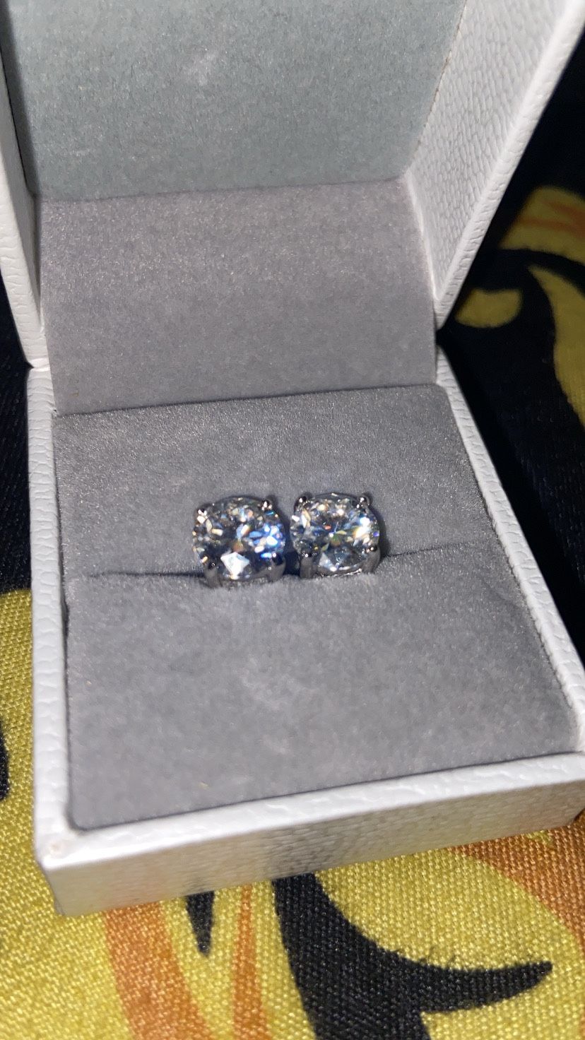 GRA Certified Diamond Moissanite