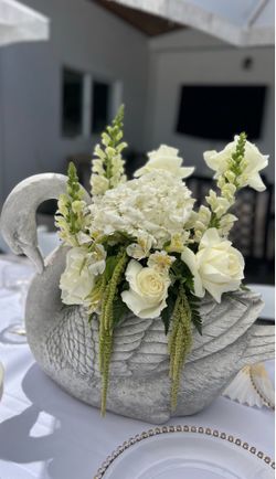 Centerpiece/Decor - Set of 2 Swans