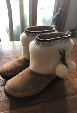 Woman’s UGGS size 5. Never worn.