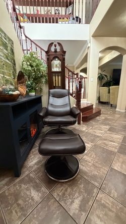 Beautiful manual swivel recliner chair with Ottoman in excellent condition