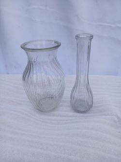 2 clear glass vases