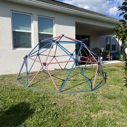 Climbing dome in great condition pick up in St. cloud 34772