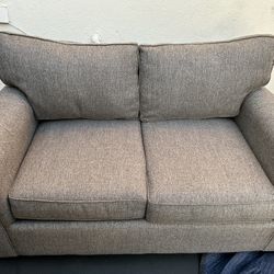 PRISTINE QUALITY CRATE AND BARREL LOVESEAT CAN DELIVER LOCAL IF NEEDED