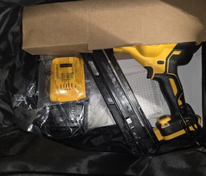 Dewalt Max XR 2-1/2 In 15 Gauge Finish Nailer (Kit)
