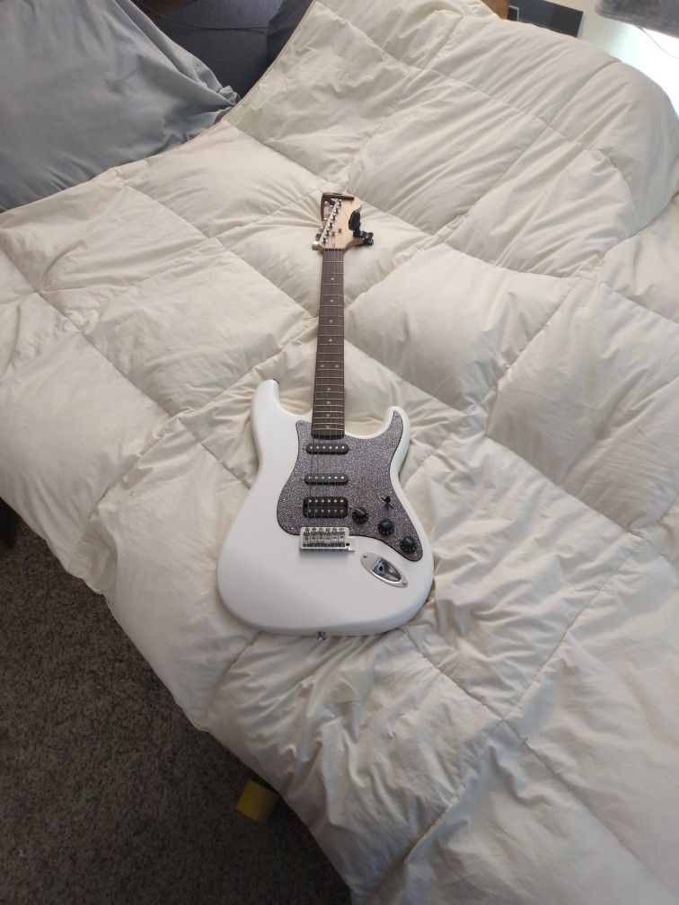 Squier Affinity Series Stratocaster Electric Guitar - Olympic White with Laurel Fingerboard
