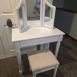 Venaty Table With Mirrors 