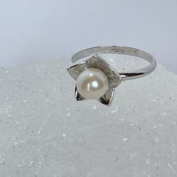 Silver  Ring  Size 9 With  Freshwater  Pearl 