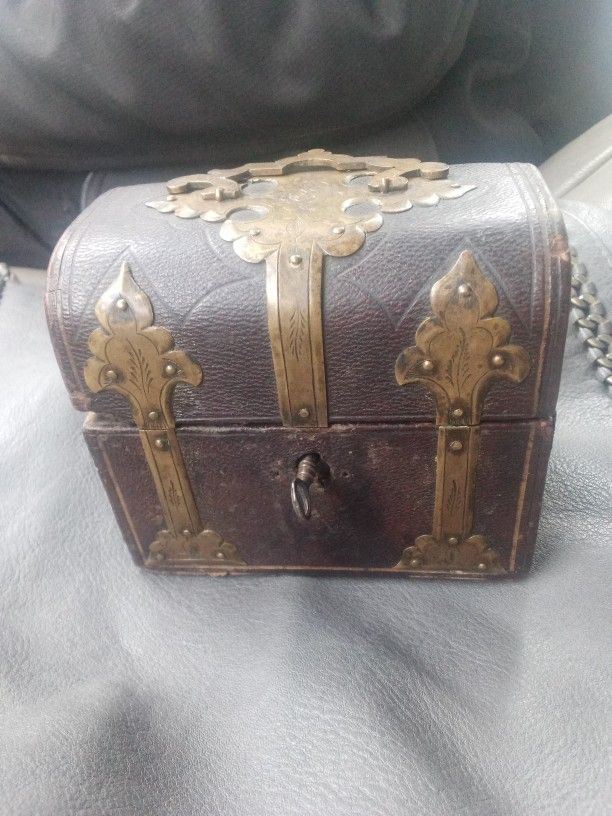 ANTIQUE TREASURE CHEST
