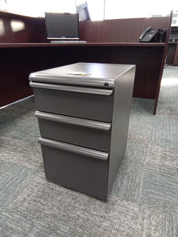 Used - Marvel Heavy Duty Pedestal w/ Key