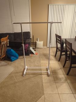Adjustable clothes rack