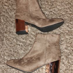 Women size 8 Hot Kiss brown suede ankle boots w/ shiny heels