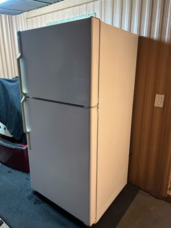 White Hotpoint Top-Freezer Refrigerator