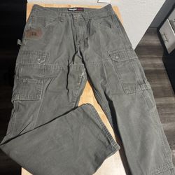 Wrangler Men’s Green Cargo Pants – Durable & Comfortable