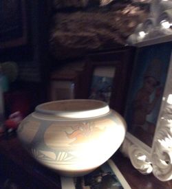 PUEBLO ACOMA ARTIST POTTERY-Shayantesa White Dove