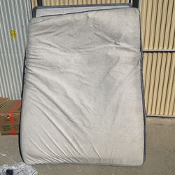 Queen Mattress/ Box Spring Set Serta 