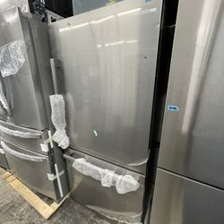Hisense Bottom Freezer In Stainless Steel New Open Box Coubter Depth 