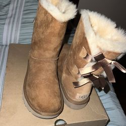 UGGS MINI BAILEY BOW ll (FIRM ON PRICE)