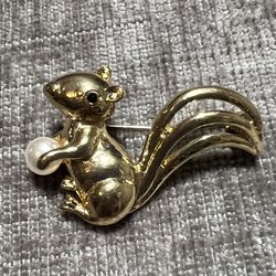 Vintage Golden Squirrel With Pearl Cute Brooch Pin