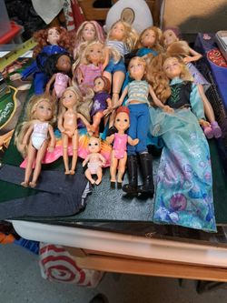 barbie closet with clothes and 8 barbies for Sale in Hughson, CA - OfferUp