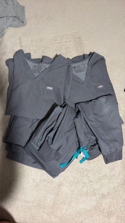 3 SET FIGS SCRUBS