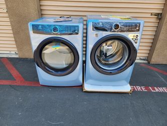 Electrolux Front Load Washer And Gas Dryer 