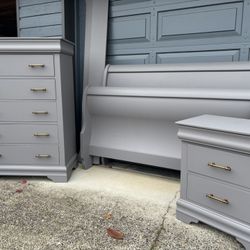 Queen Bedroom Set w/Dresser And Nightstand