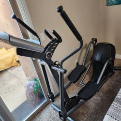 USED LIFE FITNESS X1 W/ BASIC CONSOLE ELLIPTICAL CROSSTRAINER 

