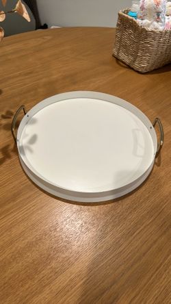 Round tray heather and hand with magnolia