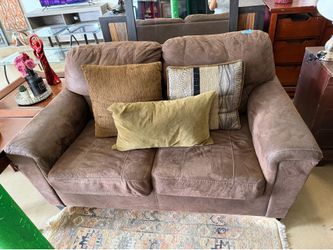 Brown loveseat With Accent Pillows