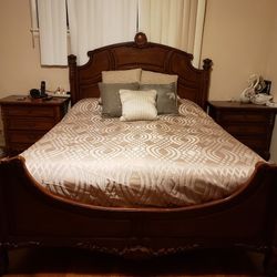 
Beautiful Queen Wood Bedroom Set