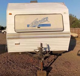2004 Layton Travel Trailer (Hablo Espanol)