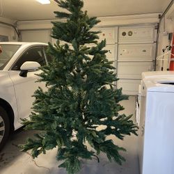 6 Ft  Christmas Tree For Free