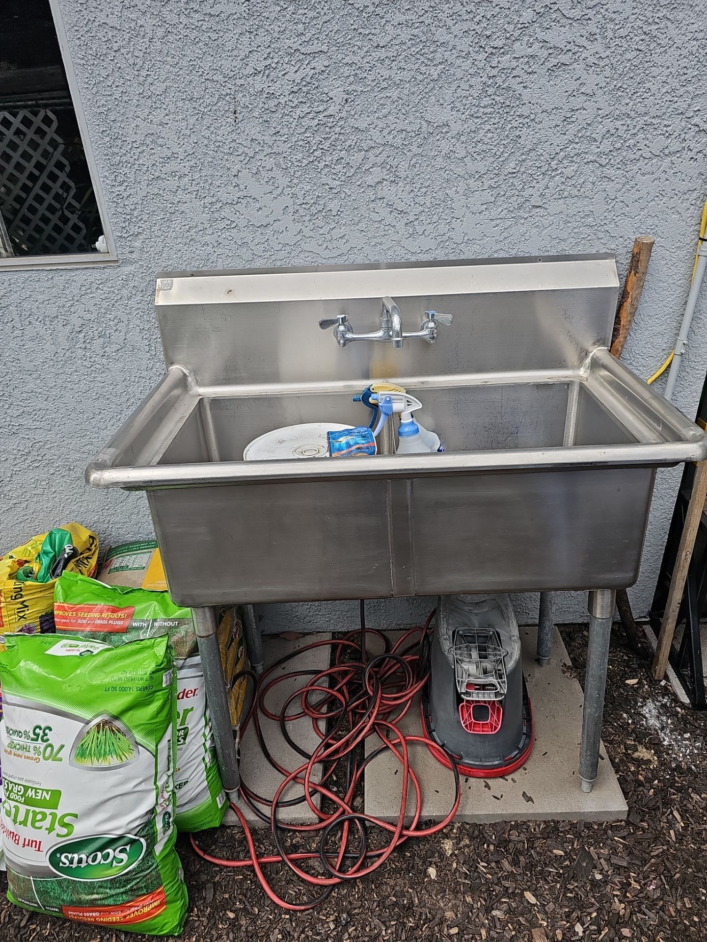 Commercial sink