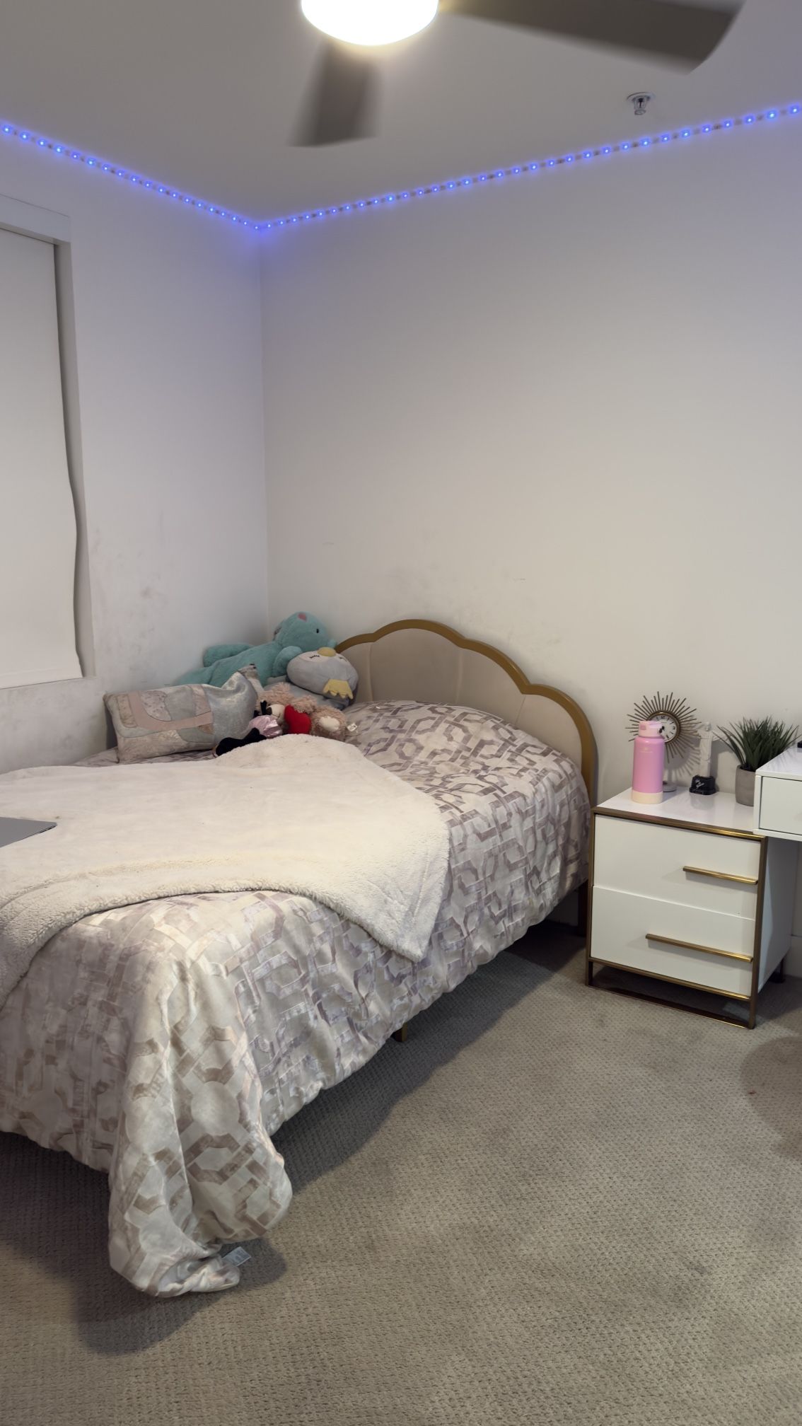 Bedroom Set: Bed, 2 Nightstands, 1 Vanity And 1 Chair