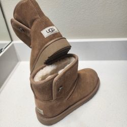 UGG Classic Mini Women's Boots. Size USA-4, UK-3, EUR-36, JAPAN- 22.5. Made in Vietnam. Like new.