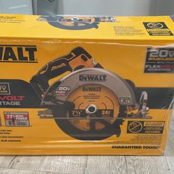 NEW  DEWALT 20-Volt MAX Cordless Brushless  7-1/4 in. Circular Saw  20 V- 60 V FLEXVOLT ADVANTAGE (Tool Only) 