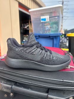 New Wmns Nike Lunarepic Flyknit 2 low size 8.5