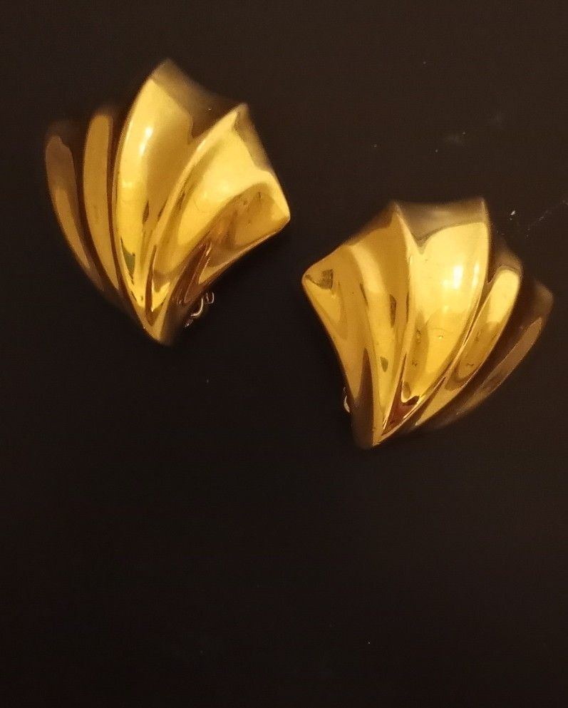 Vintage Clip Earings Sighned Trifari