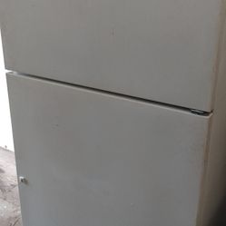 Big  Fridge, Works Good, Delivery Available Do