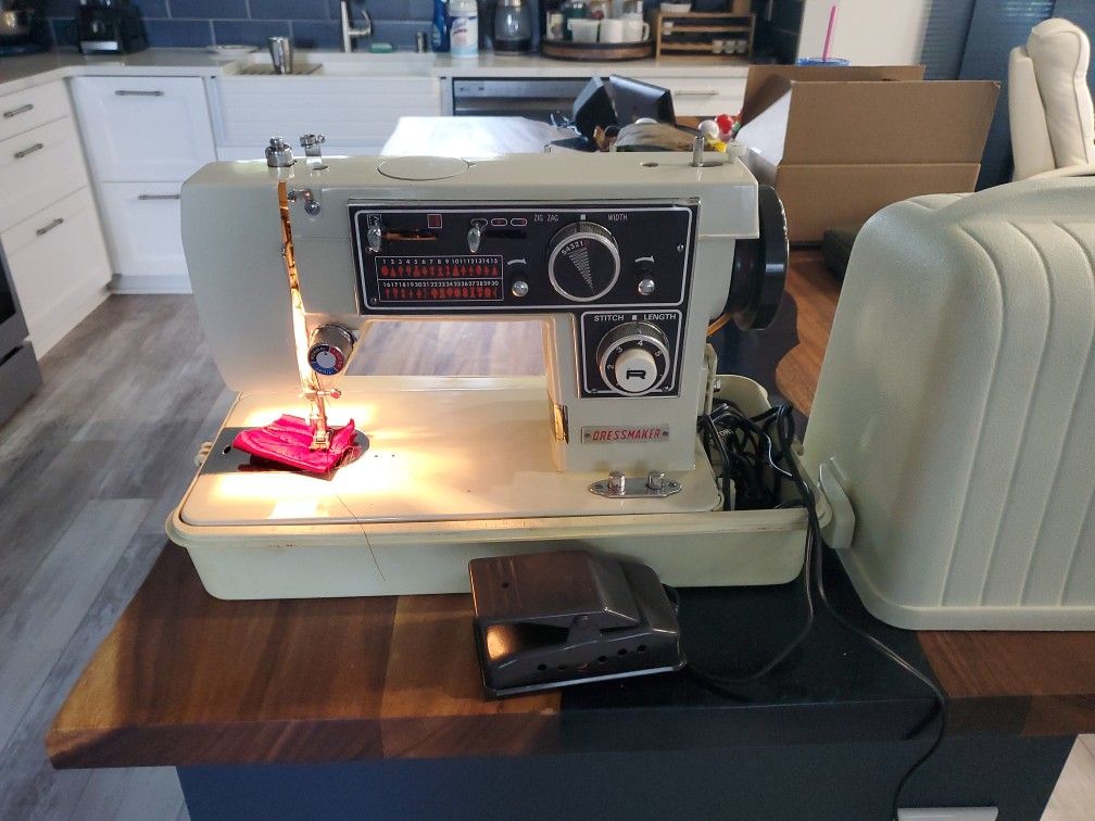 Dressmaker DeLuxe S3000 Zig Zag VINTAGE sewing machine.