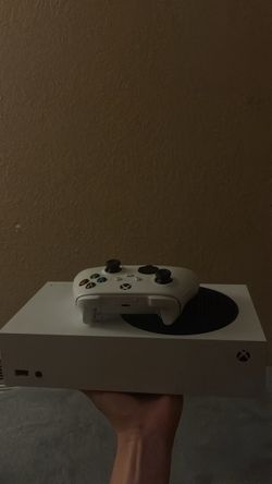 I have a terminator on Call of Duty® and Hella more stuff and rainbow six siege Xbox series s used like new I have a terminator on Call of Duty® and H