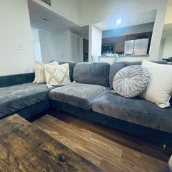 BLACK FRIDAY DEAL  Stylish Sofa in Great Condition — Ready to Go!