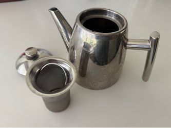 Frieling USA 18/8 Stainless Steel Teapot with Infuser, Tea Warmer with Teapot Infuser for Loose Tea, 22 Ounces