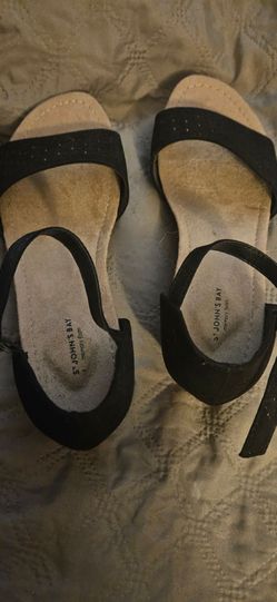 Womans st. John sandals size 8.5
