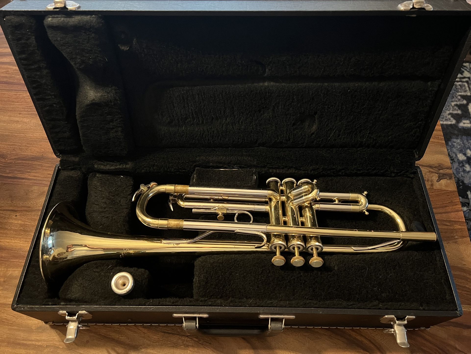 Trumpet w/hard case.